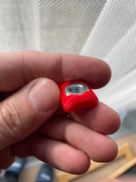 Tuerca para perfiles de aluminio con carcasa impresa en 3D de color rojo.