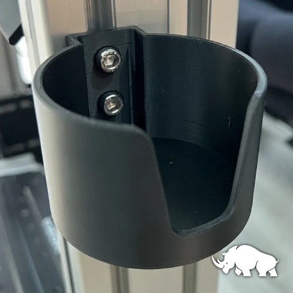 Soporte para vaso fijado con tornillos en un marco de aluminio, diseñado para setups ergonómicos y prácticos.