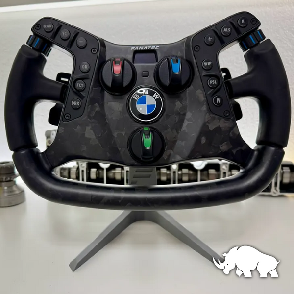 Volante BMW Fanatec montado en un soporte QR2, con detalles en fibra de carbono y acabado premium, ideal para setups de simulación de carreras.